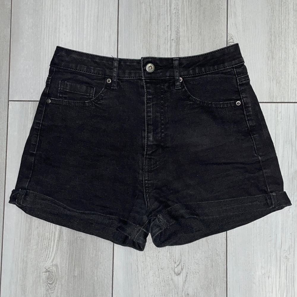 Forever 21 black jean shorts size 26 only worn once